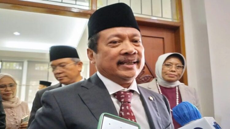 Ketua Majelis Wali Amanat (MWA) Universitas Andalas (Unand) Sumatra Barat sekaligus Menteri Kelautan dan Perikanan RI Sakti Wahyu Trenggono saat diwawancarai awak media massa di Padang, Senin, (20/11/2023). ANTARA/Muhammad Zulfikar.