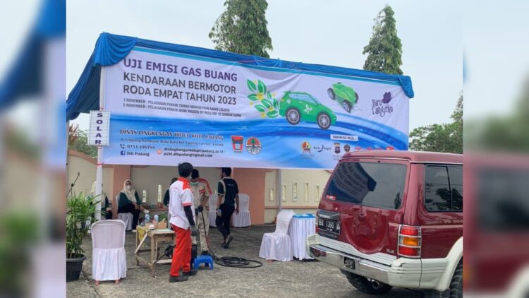Dinas Lingkungan Hidup (DLH), melakukan pemeriksaan uji emisi gas buang terhadap sejumlah kendaraan bermotor roda empat. (Foto: Dok. Diskominfo Padang)