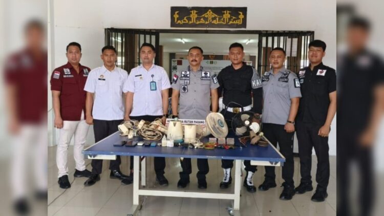 Petugas merazia Rutan Padang dan menemukan sejumlah barang terlarang. (Foto: Dok.Diskominfo Padang)