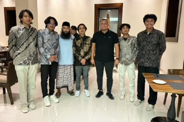 Andre Rosiade dan Ustaz Syafiq Riza Basalamah Bertemu 30 Mahasiswa asal Sumbar di Yordania, Ini Ceritanya 1 Anggota DPR RI, Haji Andre Rosiade dan Ustaz Syafiq Riza Basalamah bertemu dengan mahasiswa asal Sumbar di Yordania. (Foto: Dok. Tim AR)