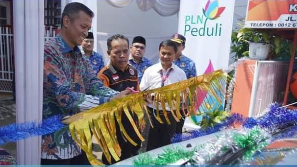 KPB Padang Terima Bantuan Ambulans dari PLN Sumbar 1 General Manager PLN UID Sumbar Eric Rossi Priyo Nugroho memotong pita saat menyerahkan bantuan ambulans untuk KPB Padang. (Foto: Dok. Diskominfo Padang)