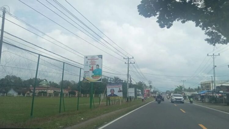 Alat Peraga Kampanye Marak, Bawaslu Pasbar Belum Lakukan Penertiban 1 Alat peraga sosialisasi oleh peserta Pemilu 2024 hingga saat ini masih terpasang di sejumlah titik pinggir jalan Kabupaten Pasaman Bara, Minggu (19/11/2023). Tim Bawaslu akan turun menertibkan pada Selasa (21/11). Antara/Altas Maulana.