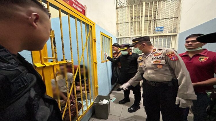 Petugas gabungan merazia kamar napi di Rutan Padang. (Foto: Dok. Diskominfo)