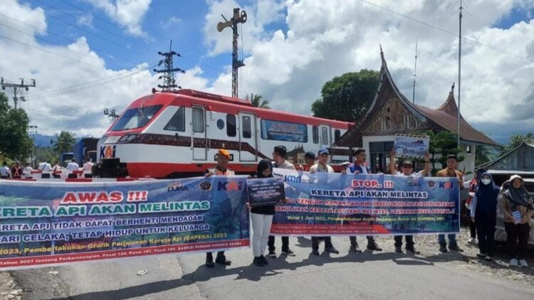 29 Kecelakaan di Jalur Kereta Api di Sumbar sepanjang 2023, 31 Orang jadi Korban 1 Kampanye keselamatan di perlintasan kereta api sebidang. (Foto: Dok. Istimewa)