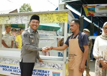 Pemkab Solsel Bantu Gerobak untuk 28 UMKM di Pujasera Muaralabuh