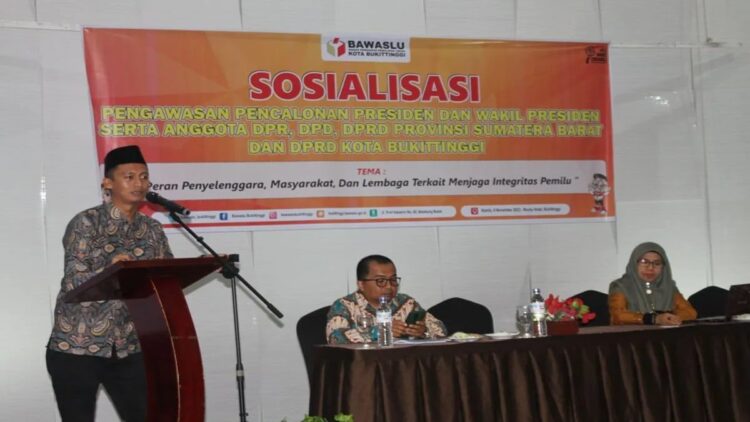 Bawaslu Bukittinggi: Pengawasan dan Partisipatif Dibutuhkan untuk Ciptakan Pemilu Berkualitas 1 Komisioner Bawaslu Bukittinggi saat memberikan arahan dalam sosialisasi pengawasan pencalonan Presiden dan Wakil Presiden, anggota DPR, DPD serta DPRD. Bawaslu meminta fungsi pengawasan ditingkatkan untuk Pemilu berkualitas (Antara/Al Fatah)