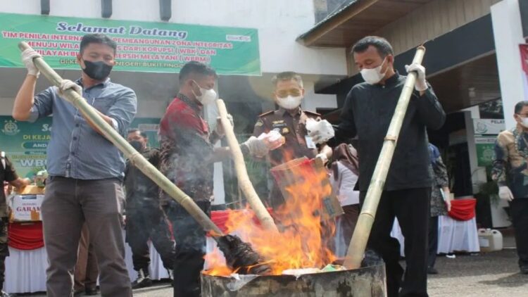 Barang Bukti 61 Perkara Inkracht Dimusnahkan Kejari Bukittinggi 1 Kejaksaan Negeri Bukittinggi, Sumatera Barat melakukan pemusnahan barang bukti dari 61 perkara yang telah berkekuatan hukum tetap. Pemusnahan dilakukan bersama Pemkot Bukittinggi, kepolisian, Pengadilan Negeri, BPOM dan BNN. (Antara/Al Fatah)