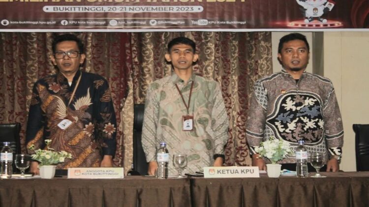 Satukan Persepsi, KPU Bukittinggi Sosialisasikan Aturan Kampanye Pemilu 1 KPU Kota Bukittinggi dalam kegiatan sosialisasi kampanye dan bimbingan teknis dana kampanye, Senin (20/11/2023). Antara