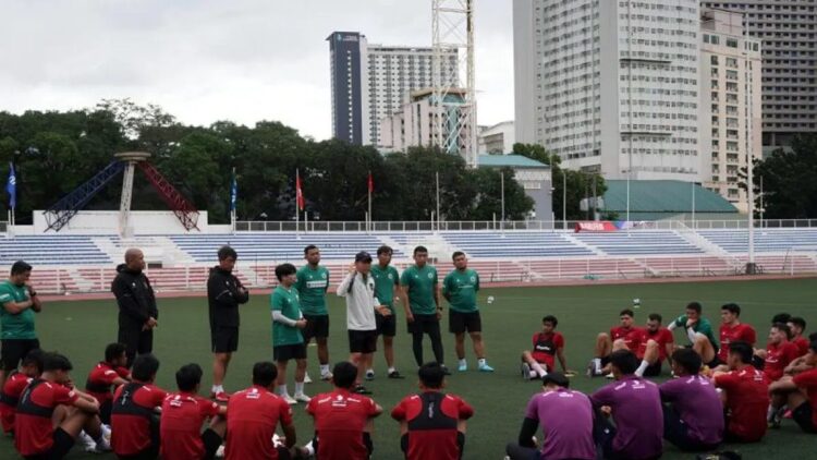 Pelatih timnas Indonesia Shin Tae-yong saat memimpin latihan perdana di Filipina untuk kualifikasi Piala Dunia 2026 zona Asia putaran kedua, Sabtu (18/11/2023). (ANTARA/HO/PSSI)