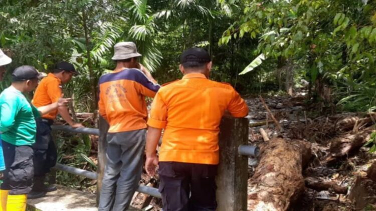 Satgas BPBD Agam sedang membersihkan material tanah longsor disertai pohon tumbang di Jorong Mudiak, Nagari Duo Koto, Kecamatan Tanjung Raya, Kamis (9/11/2023). Dok BPBD Agam