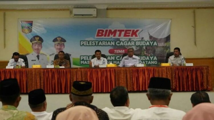 Bupati Solok Selatan Khairunas didampingi Sekretaris Daerah Syamsurizaldi dan Asisten I Efi Yandri saat Bimtek pelestarian cagar budaya, di hotel Pesona Alam. Antara/Erik