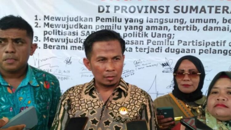 Duh! 292 Pemilih Meninggal Dunia di Solok Selatan masih Terdaftar di DPT 1 Kordiv Divisi Hukum, Pencegahan Partisipasi Masyarakat Hubungan Masyarakat Bawaslu Solok Selatan Haikal bersama Komisioner KPU Solok Selatan Elvira Roza saat diwawancarai wartawan terkait Daftar Pemilih Tetap tambahan (DPTb). Antara/Erik