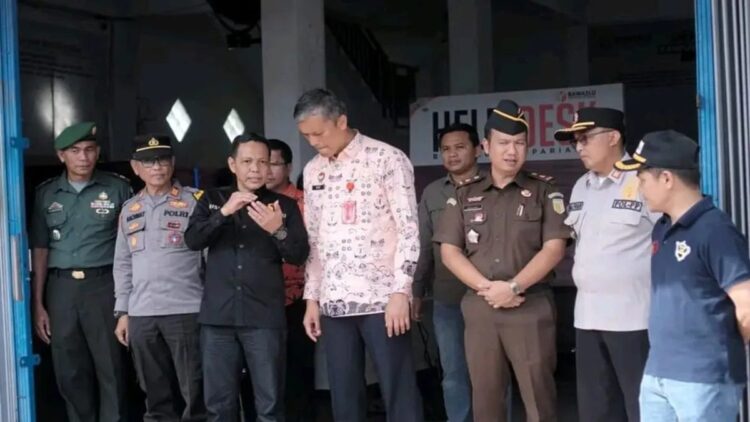 Langgar Aturan, Bawaslu Pariaman Tertibkan Alat Peraga Kampanye 1 Ketua Bawaslu Pariaman, Sumbar Riswan (tiga kiri) bersama Pj Wako Pariaman Roberia berkoordinasi saat Apel Gabungan dan Personel Pelepasan APK-APS di Pariaman. Antara/HO-Diskominfo Pariaman.