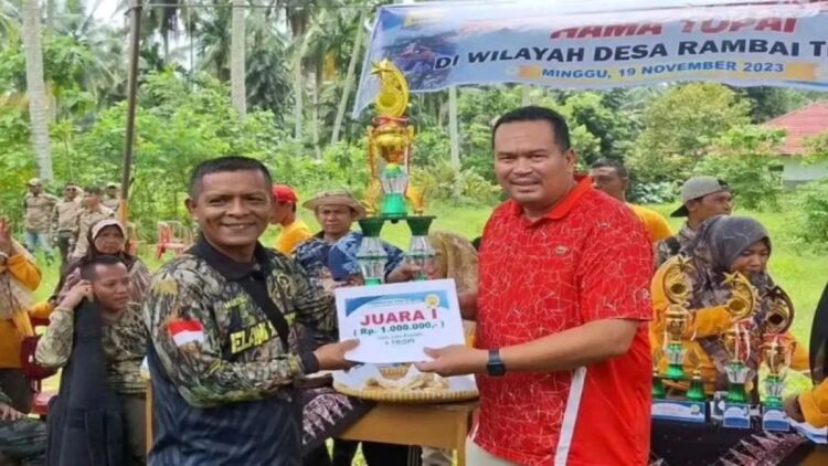 Sekretaris Daerah Kota Pariaman, Sumbar Yota Balad menyerahkan tropi, sertifikat dan uang tunai kepada pemenang Festival Pengendalian dan Pemusnahan Hama Tupai yang dilaksanakan oleh warga Desa Rambai, Kecamatan Pariaman Selatan. Antara/HO-Diskominfo Pariaman
