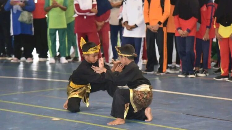 FOP Dasar di Pariaman Kenalkan Silat sejak Dini 1 Siswa di Kota Pariaman, Sumbar sedang menampilkan seni beladiri Silat pada Pembukaan Festival Olahraga Pendidikan (FOP) Pendidikan Dasar di Pariaman, Rabu. Antara/HO-Diskominfo Pariaman