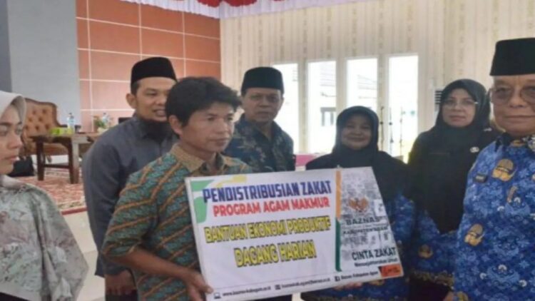 Baznas Agam menyalurkan zakat bagi mustahik. Dok Humas Agam