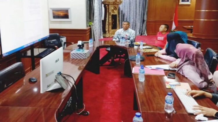 Pemko Pariaman Susun Perwako Stimulus JKK dan JKM bagi Pekerja Rentan 1 Penjabat Wali Kota Pariaman Sumbar Roberia memimpin rapat penyusunan Perwako terkait perlindungan sosial bagi pekerja rentan. Antara/HO-Diskominfo Pariaman