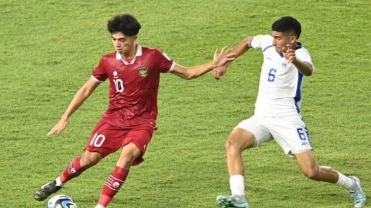 Target Lolos 16 Besar, Ji Da Bin Ingatkan Rekan Setim tak Lengah saat Indonesia Lawan Maroko 1 Pesepak bola Timnas Indonesia Ji Da Bin (kiri) berebut bola dengan pesepak bola Timnas Panama Anel Ryce (kanan) dalam pertandingan penyisihan Grup A Piala Dunia U-17 2023 di Stadion Gelora Bung Tomo di Stadion Gelora Bung Tomo (GBT), Surabaya, Jatim, Surabaya, Jawa Timur, Senin (13/11/2023). (ANTARA FOTO/Aditya Pradana Putra/nym.)