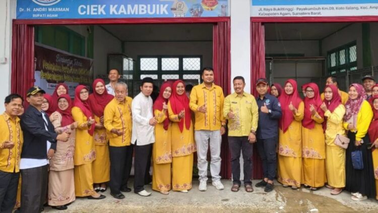 Pemkab Agam Beri Keterampilan Digital untuk Pelaku UMKM 1 Kepala Dinas Koperasi UKM Agam Dedi Asmar bersama dengan pelaku UMKM. (Dok. Diskominfo Agam)