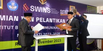 Muhammad Iqbal Dilantik menjadi Rektor SWINS 8 Muhammad Iqbal dilantik sebagai rektor SWINS. (dok. istimewa)