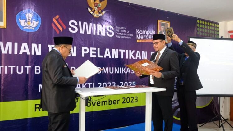 Muhammad Iqbal Dilantik menjadi Rektor SWINS 1 Muhammad Iqbal dilantik sebagai rektor SWINS. (dok. istimewa)