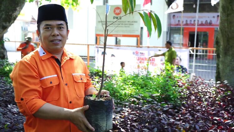 Mulyadi Hadiri Gerakan Menanam Sejuta Pohon PKS Sumbar 1 Caleg DPRD Padang Dapil 1 Kototangah Mulyadi mengikuti acara menanam pohon yang digelar PKS Sumbar di Muaro Panjalinan, Selasa (28/11).
