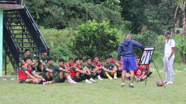 PSPP Rampungkan 23 Pemain Jelang Kick Off Liga 3 Sumbar 1 Pemain PSPP Padang Panjang menerima arahan dari pelatih. (dok. Diskominfo Padang Panjang)