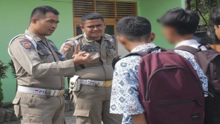 Satpol PP Padang Jaring Empat Pelajar Bolos Sekolah, Kasat: Kita akan Terus Patroli 1 Sejumlah pelajar kedapatan bolos sekolah dijaring Satpol PP Padang. (Foto: Dok. Satpol PP Padang)