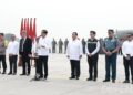 Presiden Joko Widodo didampingi bersama Menteri Pertahanan Prabowo Subianto, Menteri Luar Negeri Retno LP Marsudi, Menteri Kesehatan Budi Gunadi Sadikin, Panglima TNI Laksamana TNI Yudo Margono, Kapolri Jenderal Polisi Listyo Sigit Prabowo dan Duta Besar Palestina untuk Indonesia Zuhair Al-Shun saat melepas bantuan kemanusian untuk Palestina di Lanud Halim Perdanakusuma, Jakarta. (IDM/Jessica Yiswi)