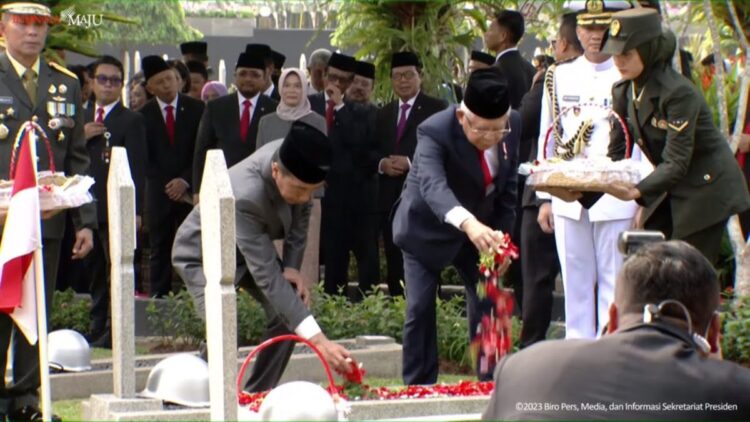 Presiden Jokowi Pimpin Upacara Peringatan Hari Pahlawan di TMP Kalibata 1 Presiden Jokowi dan Wapres Ma’ruf Amin melakukan tabur bunga di TMP Kalibata, Jakarta, Jumat (10/11/2023). (Sumber: Tangkapan Layar)
