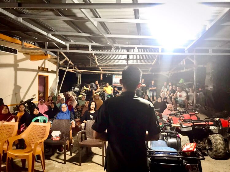 Caleg DPRD Padang Dapil V (Padang Selatan dan Padang Timur) Rachmad  Wijaya berdialog dengan masyarakat Air Manis, Kecamatan Padang Selatan.