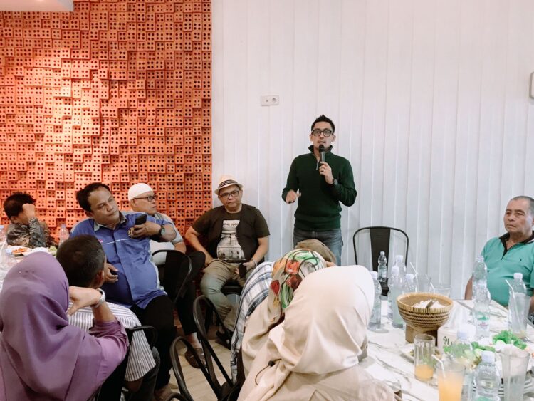 Caleg Gerindra DPRD Padang Dapil V (Padang Selatan dan Padang Timur) berdialog dengan tokoh masyarakat Kelurahan Rawang, Kecamatan Padang Selatan.