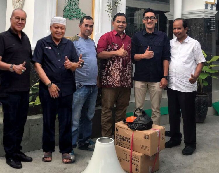 Calon Anggota DPRD Padang Rachmad Wijaya foto bersama usai menyerahkan satu set toa untuk Masjid Jannatul Khair, Kompleks PMI Sumbar di Jalan Sisingamangaraja, Simpang Haru, Padang Timur, Kota Padang, Jumat (3/11).