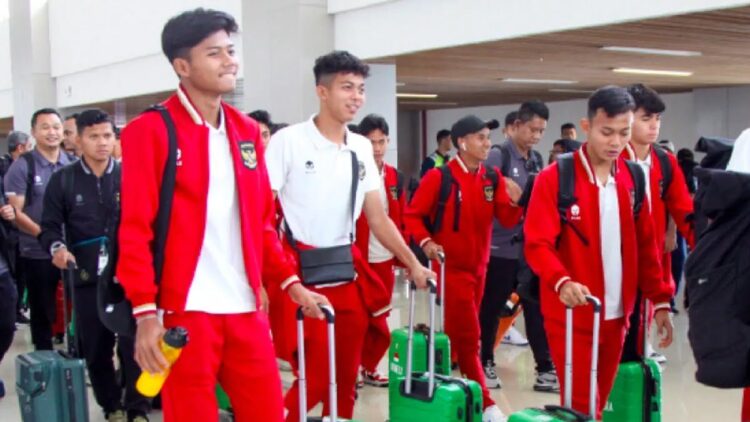 Pesepak bola Timnas Indonesia U-17 tiba di Bandara Internasional Juanda Surabaya di Sidoarjo, Jawa Timur, Jumat (3/11/2023). Kedatangan Timnas Indonesia U-17 tersebut untuk persiapan sebelum bertanding di Piala Dunia U-17 dalam Grup A bersama Panama, Ekuador dan Maroko pada 10 November 2023 di Stadion Gelora Bung Tomo (GBT) Surabaya (ANTARA FOTO/Umarul Faruq/rwa.)