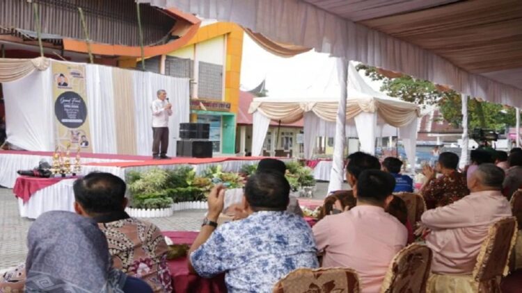 Penjabat Wako Pariaman, Sumbar Roberia saat pelaksanaan Lomba Desain Baju Kurung Sulaman Kapalo Penitik tingkat Kota Pariaman 2023. Antara/HO-Diskominfo Pariaman