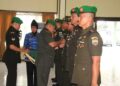 3 Komandan Kodim di Sumbar Berganti, Ini Daftar Namanya 4 Danrem 032/Wirabraja, Brigjen TNI Rayen Obersyl memimpin serah terima jabatan (sertijab) terhadap tiga Dandim jajarannya. (Foto: Dok. Penrem)