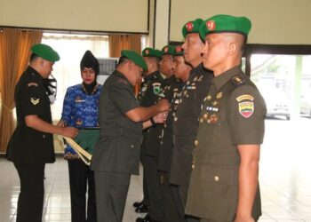3 Komandan Kodim di Sumbar Berganti, Ini Daftar Namanya 20 Danrem 032/Wirabraja, Brigjen TNI Rayen Obersyl memimpin serah terima jabatan (sertijab) terhadap tiga Dandim jajarannya. (Foto: Dok. Penrem)