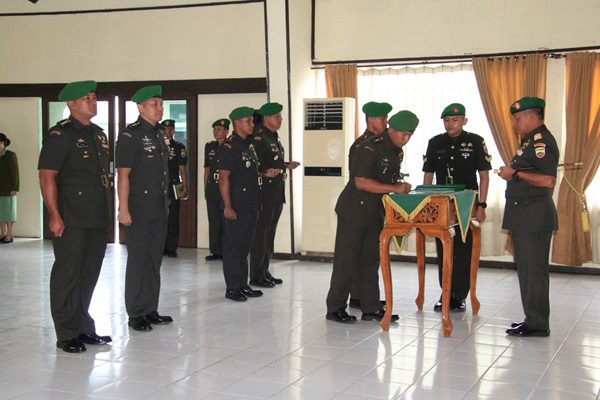 Simak! Ini 3 Dandim Baru di Sumbar dan Jabatan Lamanya 1 Danrem 032/Wirabraja, Brigjen TNI Rayen Obersyl memimpin serah terima jabatan (sertijab) terhadap tiga Dandim jajarannya. (Foto: Dok. Penrem)