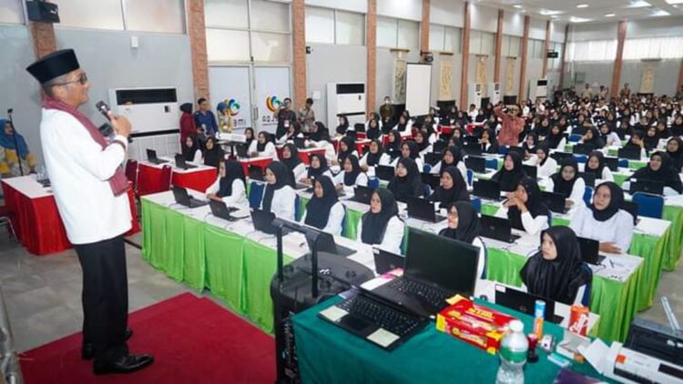 4.859 Pelamar Ikuti Seleksi Kompetensi PPPK Pemko Padang 1 Wako Hendri Septa cek seleksi kompetensi PPPK Pemko Padang. (dok. Diskominfotik Padang)