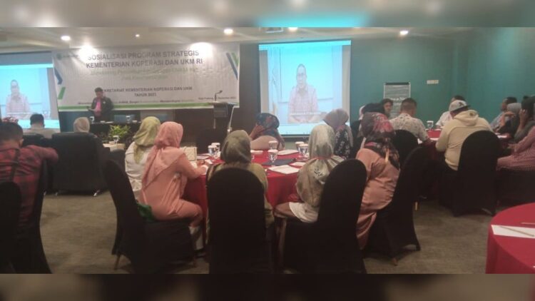 Anggota DPR RI Andre Rosiade membuka Sosialisasi Program Strategis Kementerian Koperasi dan UKM "Mendorong Penumbuh Kembangan UMKM dan Jiwa Kewirausahaan di Hotel Mercure Padang, Kamis (2/11/2023). (Foto: Dok. Radarsumbar.com)