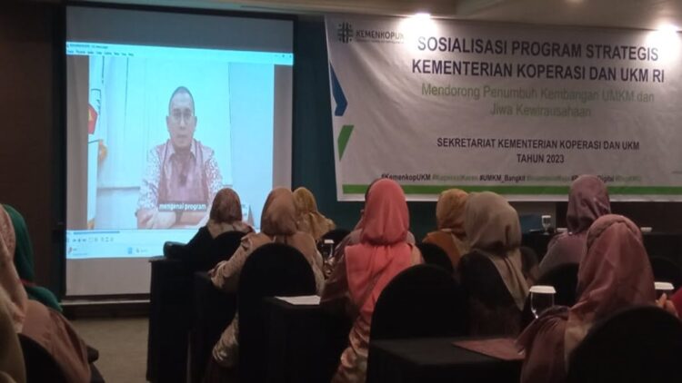 Andre Rosiade: Jadi Penyangga Lapangan Kerja, UMKM Serap 97 Persen Tenaga Kerja 1 Andre Rosiade membuka Sosialisasi Program Strategis Kementerian Koperasi dan UKM di Hotel Mercure Padang, Selasa (7/11/2023). (Foto: Radarsumbar/Adiyansyah Lubis)