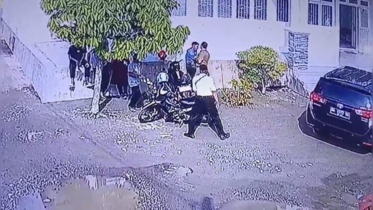 Kata PPLP Sumbar dan Polisi Soal Gaduh Atlet vs Pelatih Judo hingga Saling Lapor ke Penegak Hukum 1 Tangkapan layar rekaman CCTV dugaan penganiayaan yang dilakukan oknum ASN di Padang. (Foto: Istimewa)