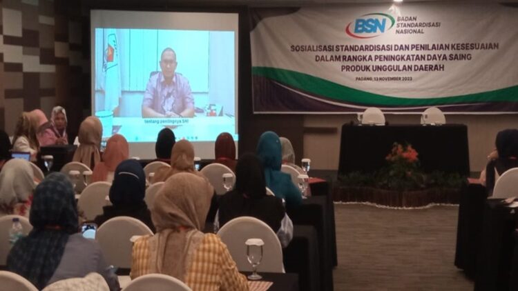 Andre Rosiade membuka Sosialisasi Standardisasi dan Penilaian Kesesuaian dalam Rangka Peningkatan Daya Saing Produk Unggulan Daerah di Hotel Mercure, Senin (13/11/2023). (Foto: Dok. Radarsumbar.com)