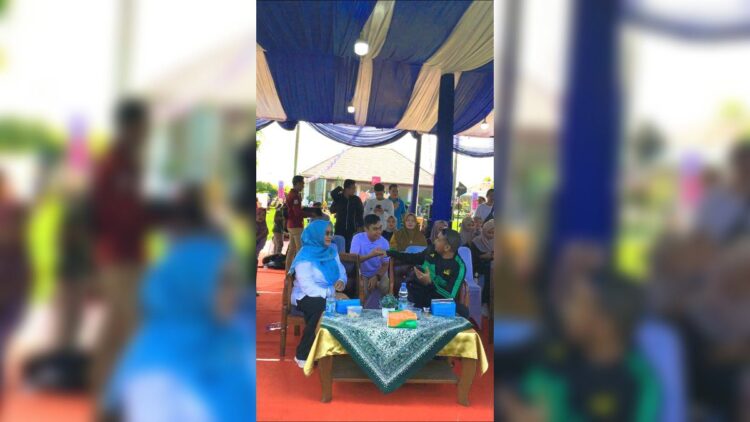 Tokoh Anak Inspiratif Sumatera Barat Thayyibal Syafiq bersama Wagub Sumbar Audy Joinaldy saat acara Festival Anak di Istana Gubernur Sumbar. (Foto: Dok. Istimewa)