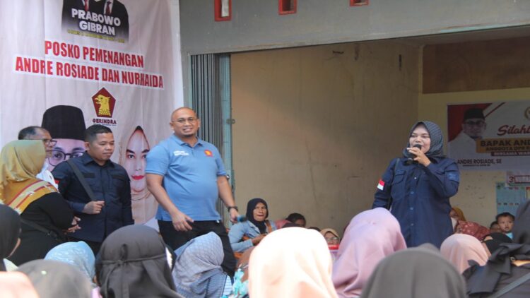 Caleg DPRD Padang Nurhaida dan Andre Rosiade bersilaturahmi dengan warga Pagai, Kelurahan Panjang Ikur Koto, Kecamatan Kototangah, Kota Padang, Sabtu (18/11/2023). (Foto: Dok. Istimewa)