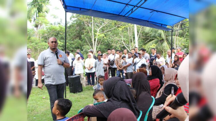 Keliling Pesisir Selatan, Andre Rosiade Bertemu Ribuan Warga, Bantu Majelis Taklim, Rehab Rumah sampai MCK 1 Anggota DPR RI asal Sumatra Barat (Sumbar) H Andre Rosiade bertemu masyarakat Pesisir Selatan (Pessel). (Foto: Dok. Istimewa)