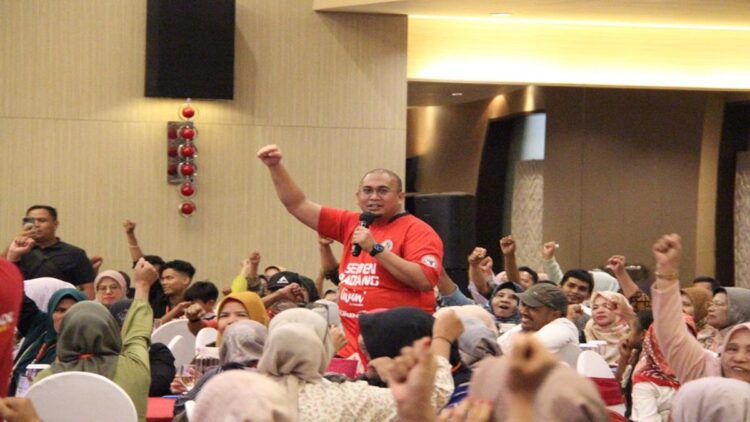 Anggota DPR RI H Andre Rosiade memberi semangat kepada para peserta Sosialisasi Program Strategis Kementerian Koperasi dan UKM RI di Hotel Mercure Padang, Minggu (26/11/2023). (Foto: Dok. Tim AR)