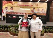 Caleg DPRD Padang Nurhaida Terima Cenderamata dari Pembina PP PIRA