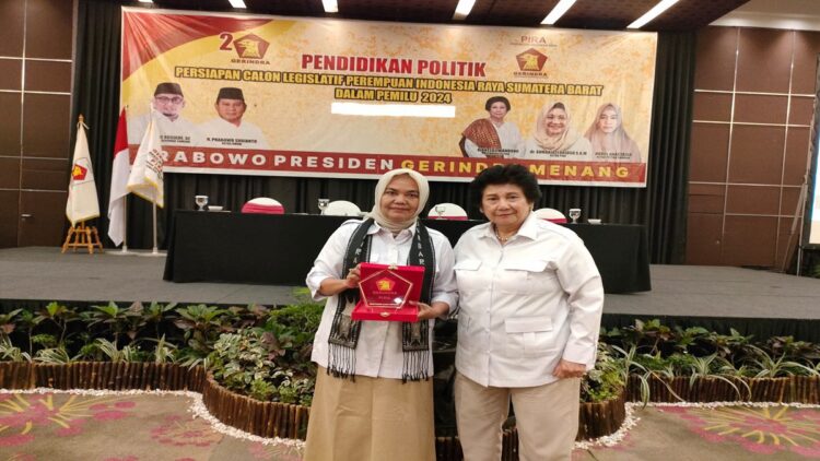 Sekretaris PD PIRA Sumbar yang juga caleg DPRD Padang Nurhaida menerima cenderamata dari Pembina PP PIRA Bianti Djiwandono. (Foto: Dok. Istimewa)