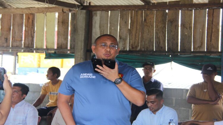 Salurkan Aspirasi Nelayan Pessel, Andre Rosiade langsung Kontak Menteri Kelautan dan Perikanan 1 Andre Rosiade menyerap aspirasi masyarakat Pesisir Selatan. (Foto: Dok. Tim AR)